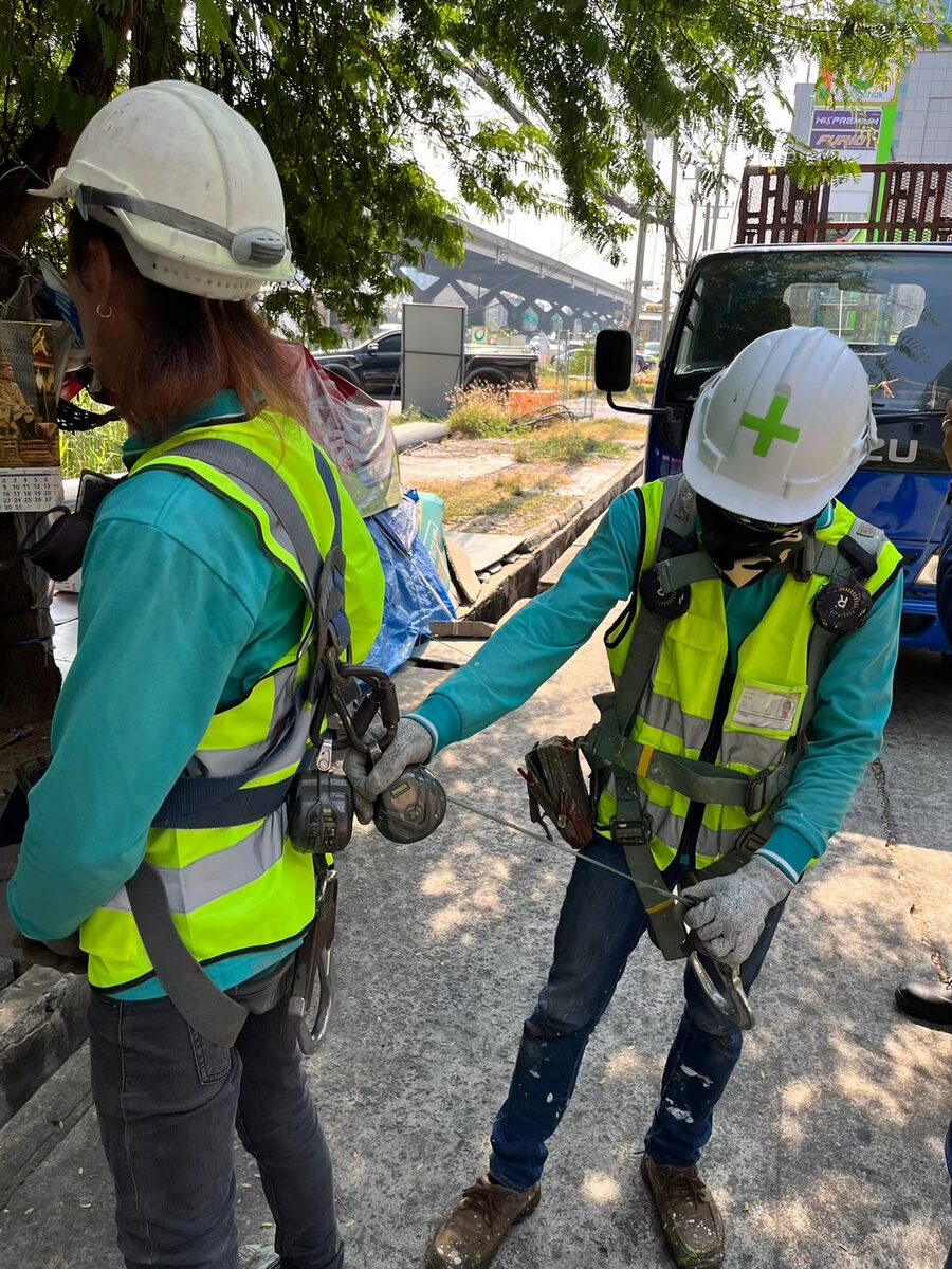 ใช้ Full Body Harness สำหรับงานบนที่สูง