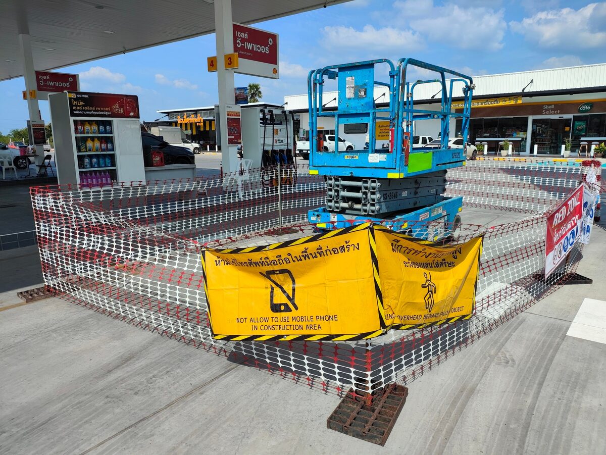 รถกระเช้า Scissor Lift พร้อมกั้นพื้นที่ทำงาน