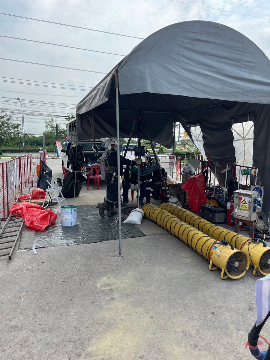 พื้นที่ทำงานที่อับอากาศพร้อมพัดลมระบายอากาศและท่อลม