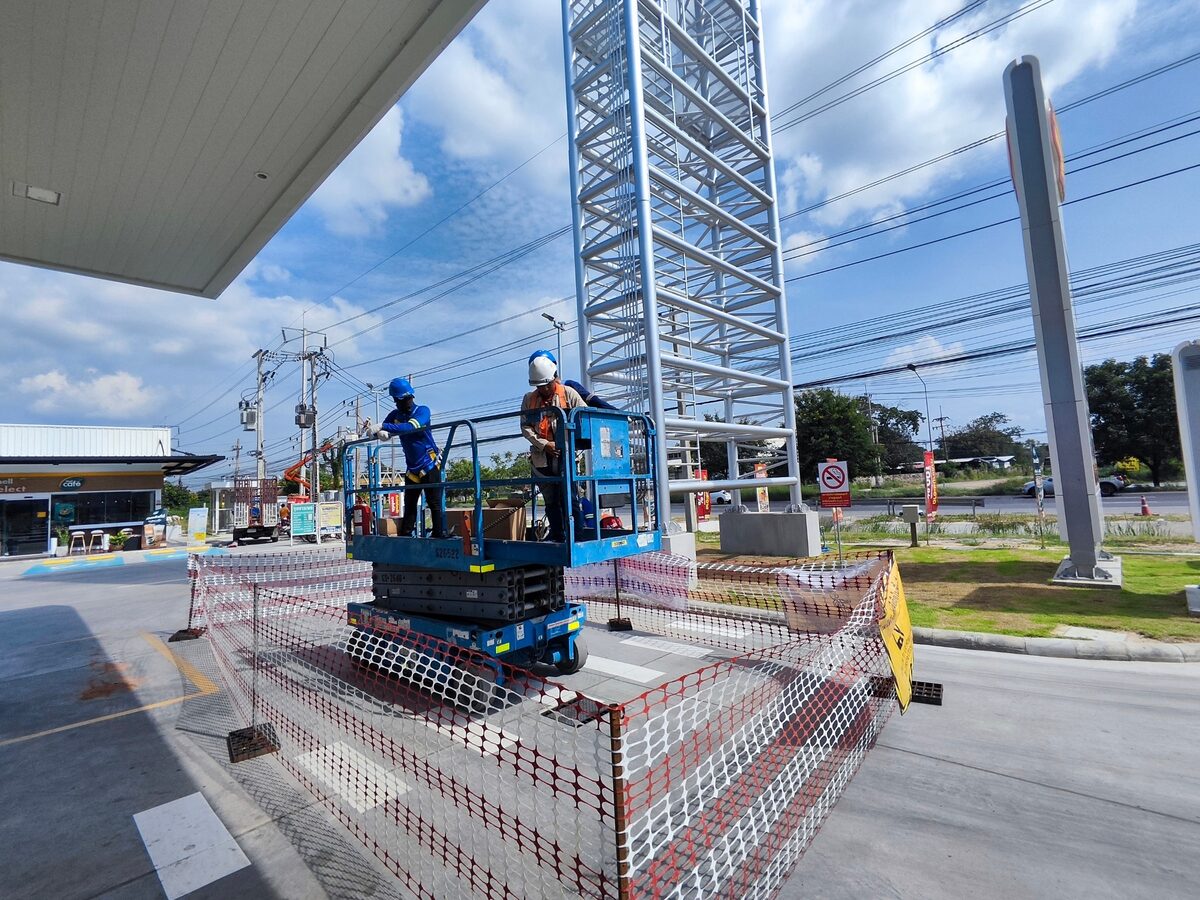 งานติดตั้งด้วย Scissor Lift ในสถานีที่เปิดให้บริการ